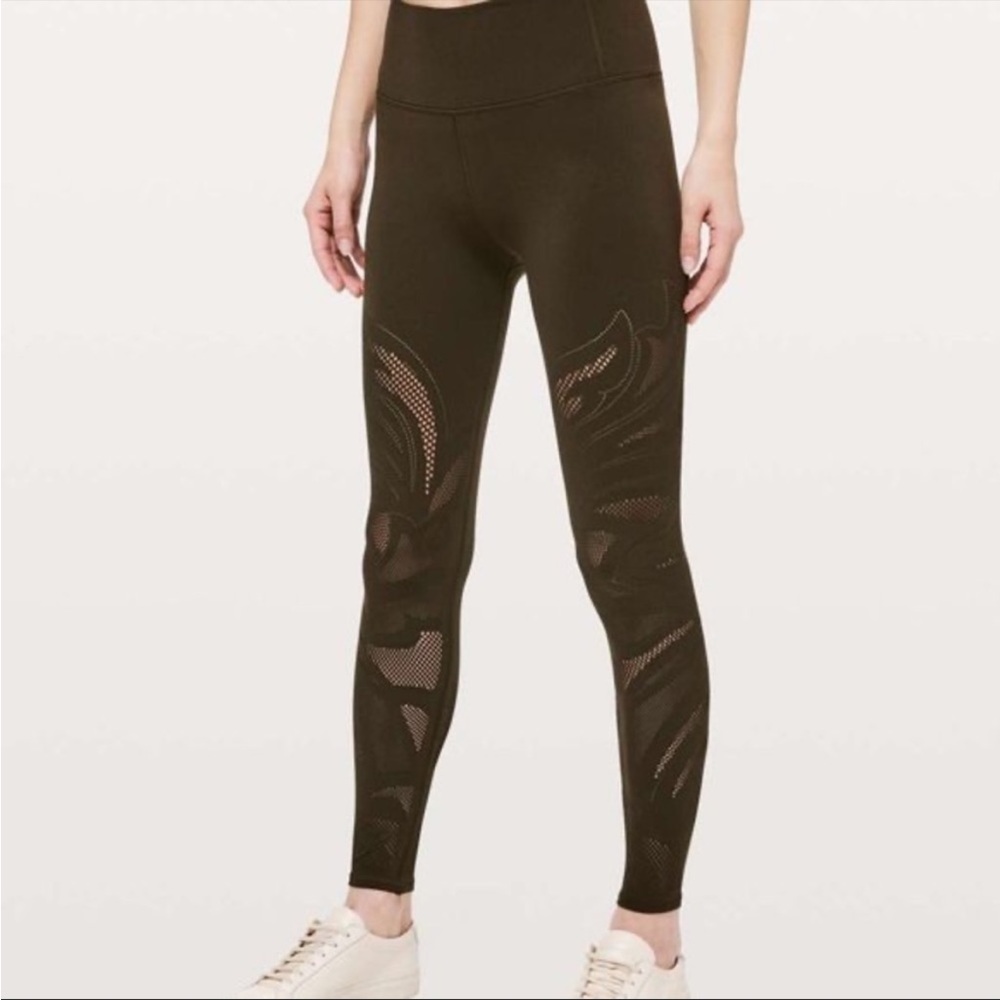 Olive green Lululemon Reveal En Avante Tight 26” size 6